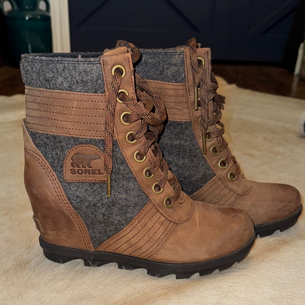 Sorel Joan of Artic Women's Tan and Gray  Wedge Boots